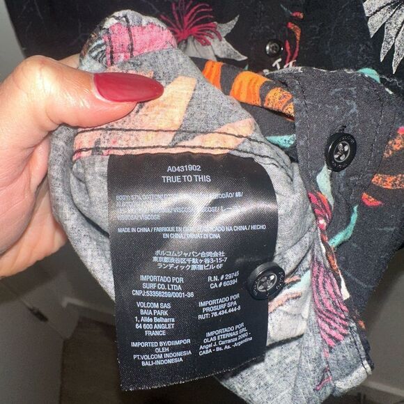 Volcom Men’s Tropical Button Down Tee - Picture 5 of 9